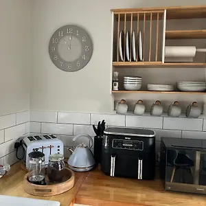  Apartment Cosy Countryside Near With Free Parking United Kingdom